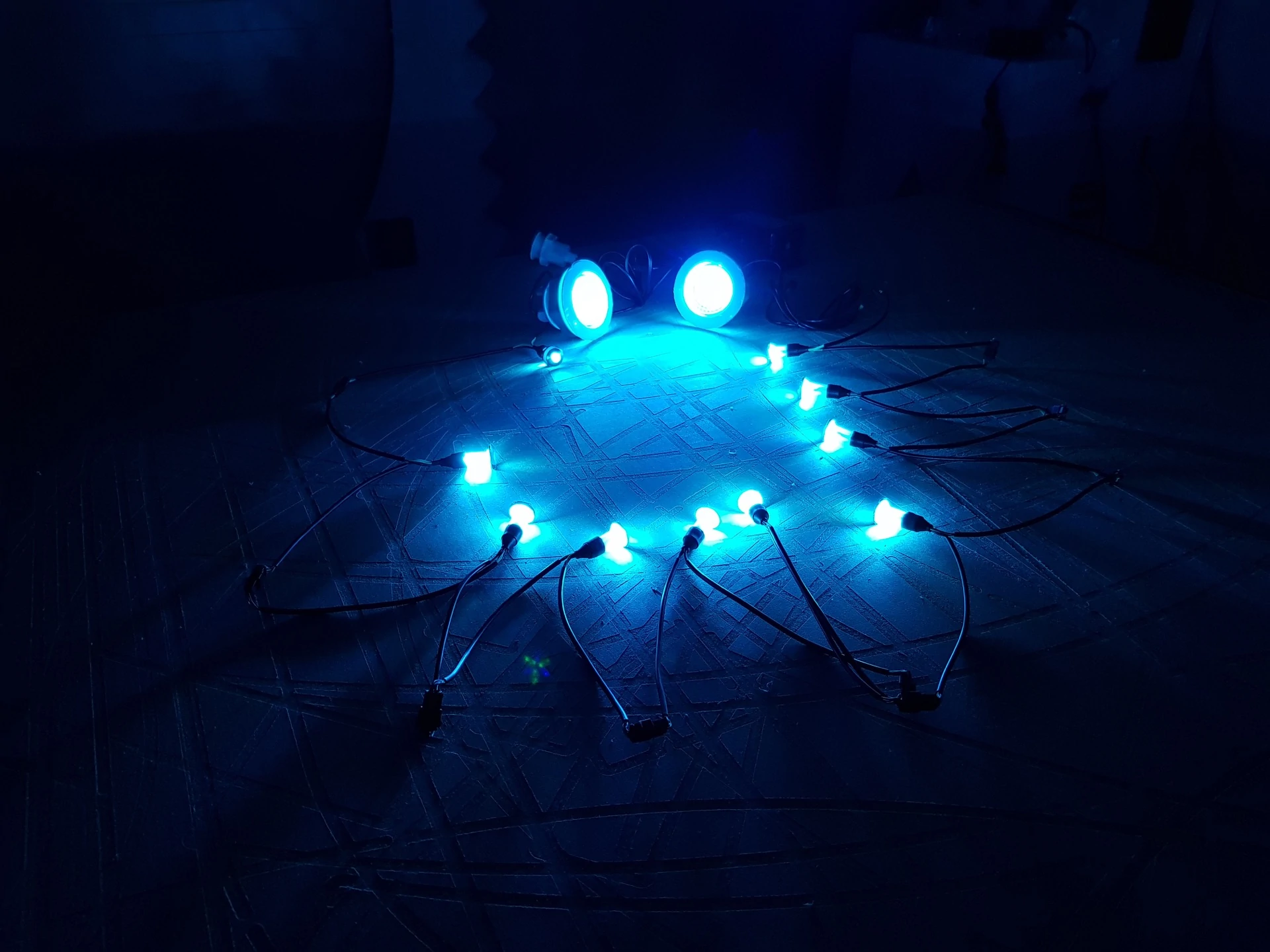 10 mini LED RGB - po obvodu vnějšího pláště sudu, na schodech a pod. 